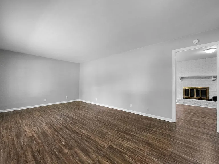 300 Hundred Oaks Dr — Photo 4