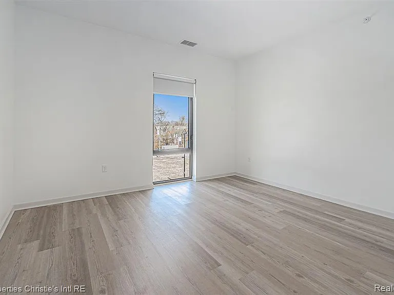 7410 Kercheval St #212 — Photo 9