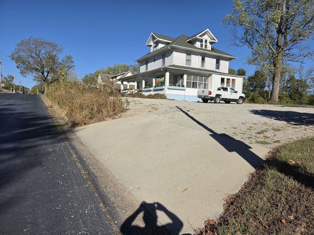 509 W 1st St - Property Image