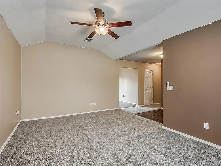 708 Peppertree Ct — Photo 8
