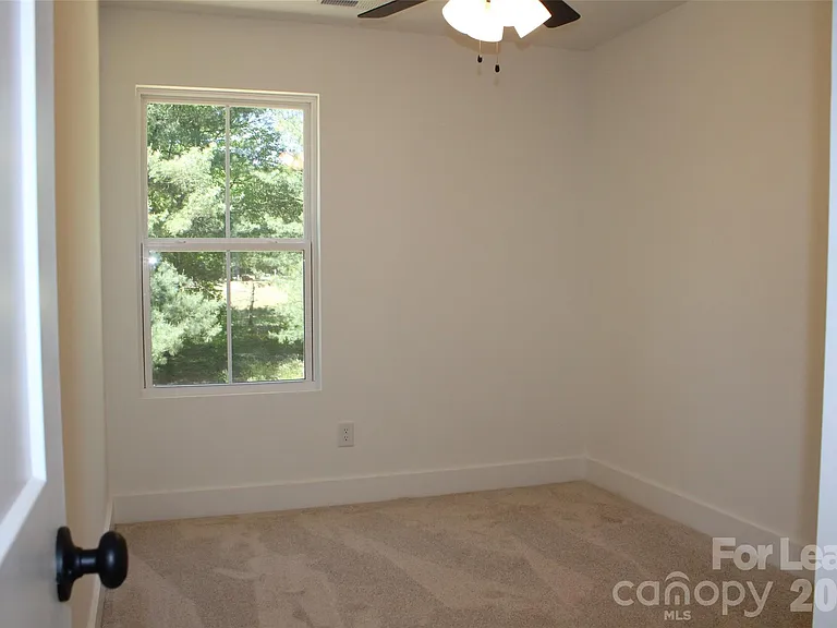 562 W Park Ave #B — Photo 17