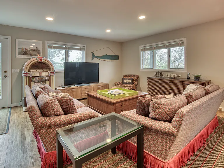 24 Seaside Ave — Photo 5