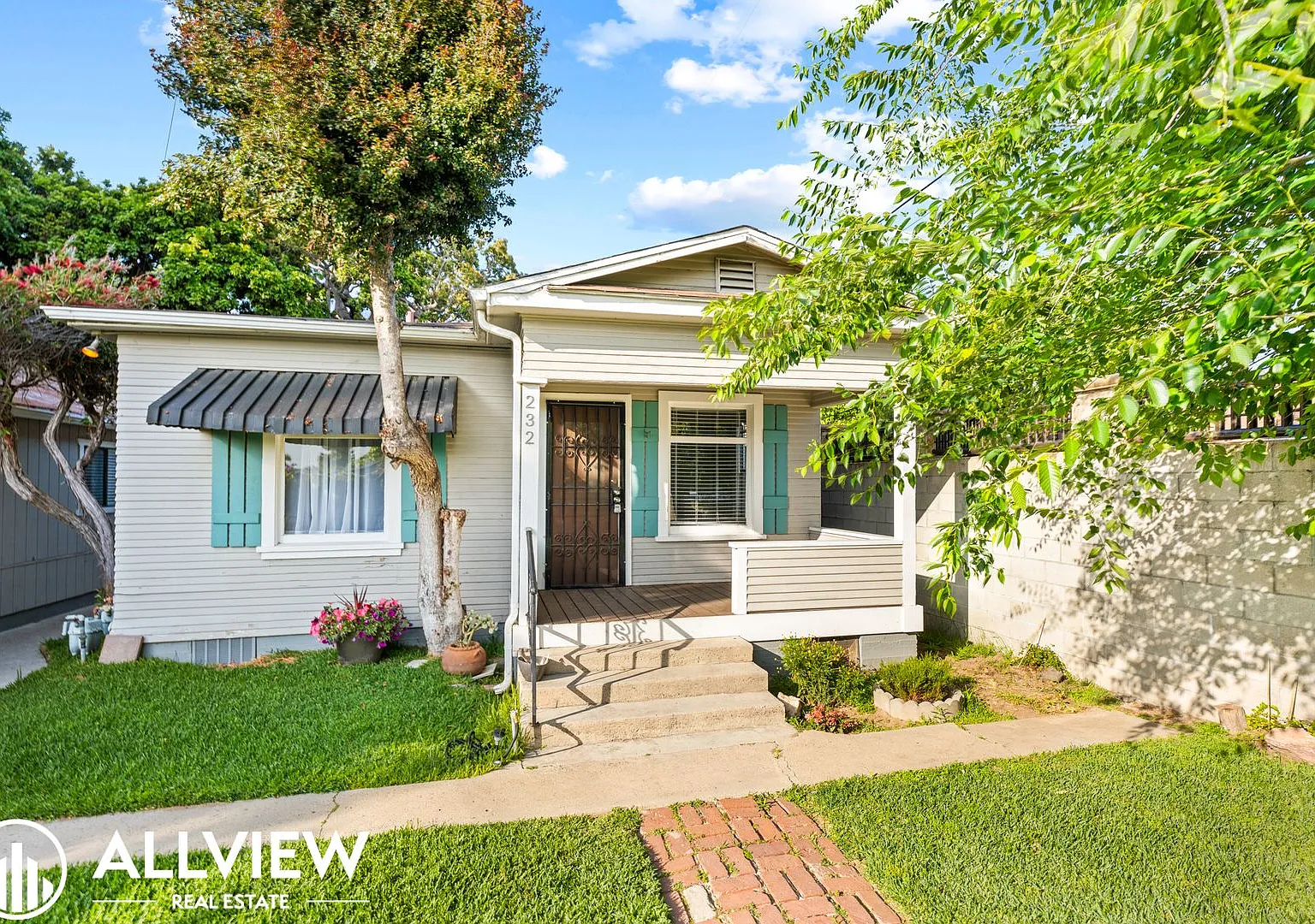 Inviting 2 Bed, 1 Bath Home Available Now in Eastside Costa Mesa! — Photo 2