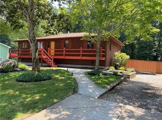 33 Hollow Cir, West Warwick, RI 02893