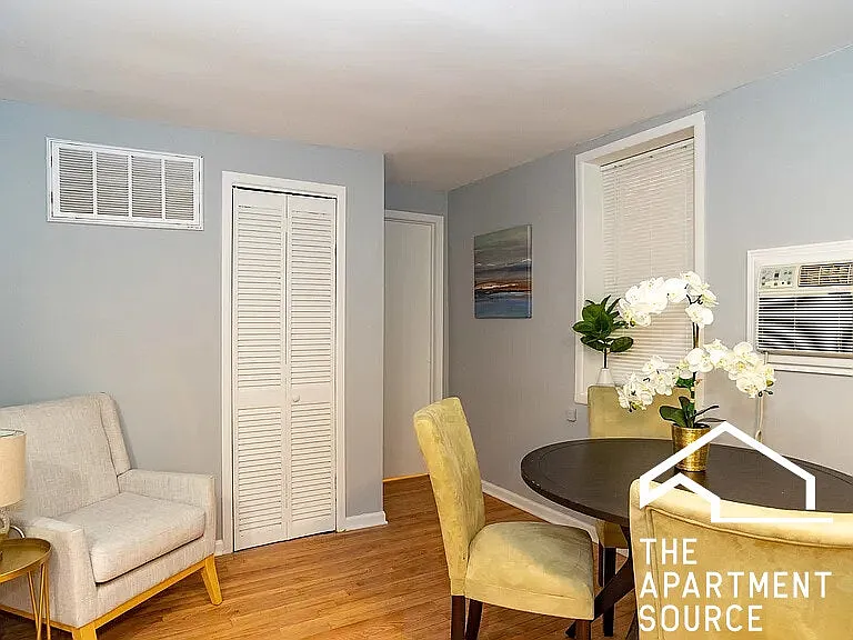 3729 North Clifton Avenue, Unit 1R — Photo 2