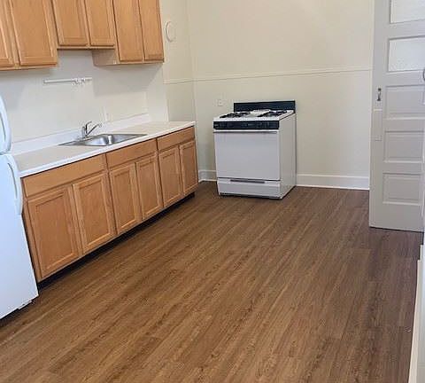 3rd image of 140 Steiner St APT 4