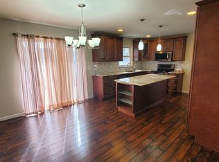 405 Magnolia St, Heyworth, IL 61745