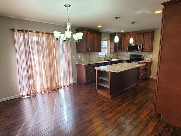 405 Magnolia St, Heyworth, IL 61745