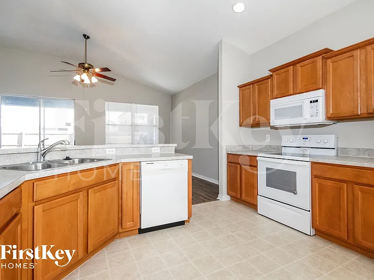 8719 Sandy Plains Dr — Photo 9