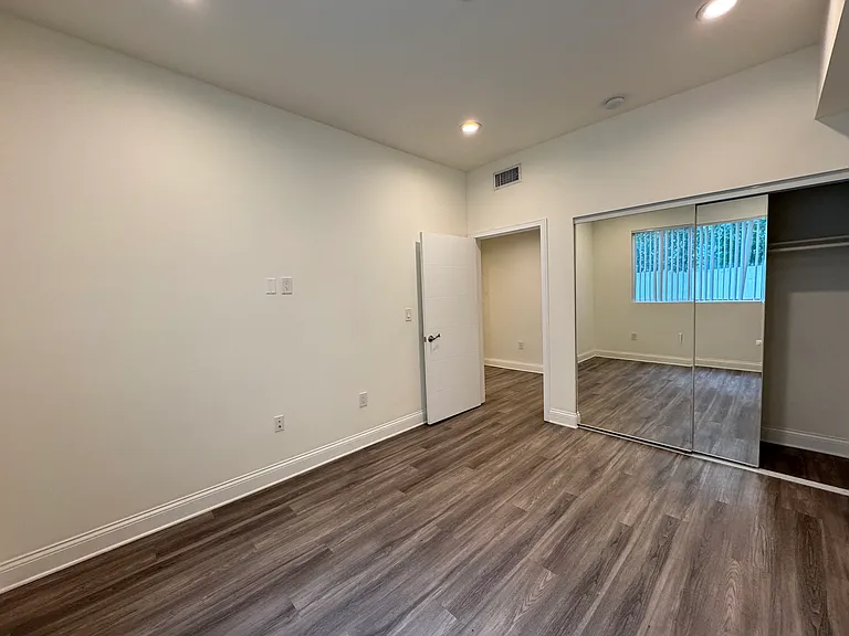 14934 Burbank Blvd #304 — Photo 7