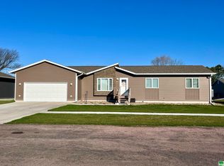 403 S Walnut St, Elk Point, SD 57025