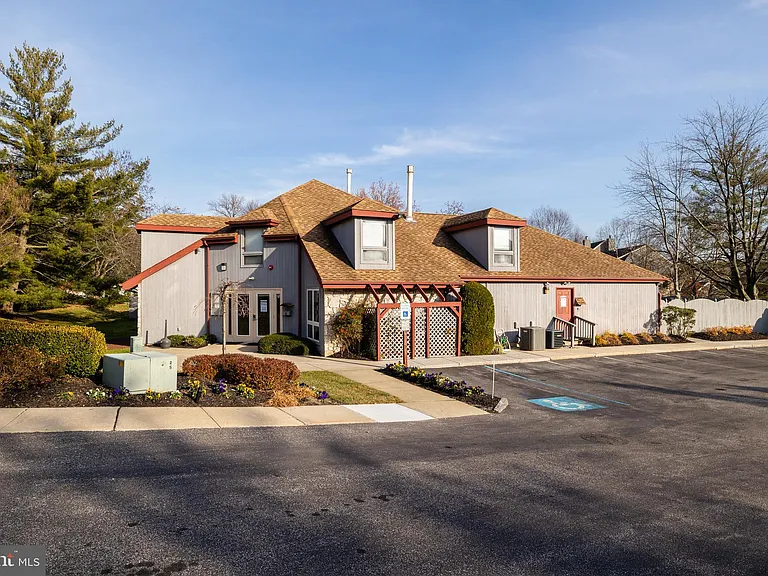 835 Chanticleer — Photo 28
