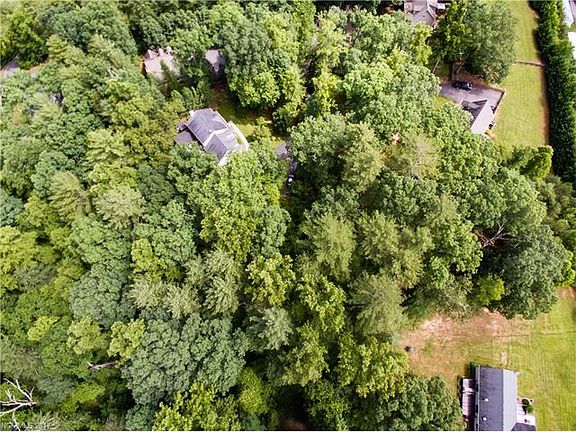 4th image of 15 Carter Hill Dr
