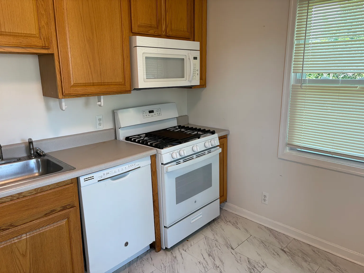 3 bed, 816 sqft, $1,700 — Photo 3