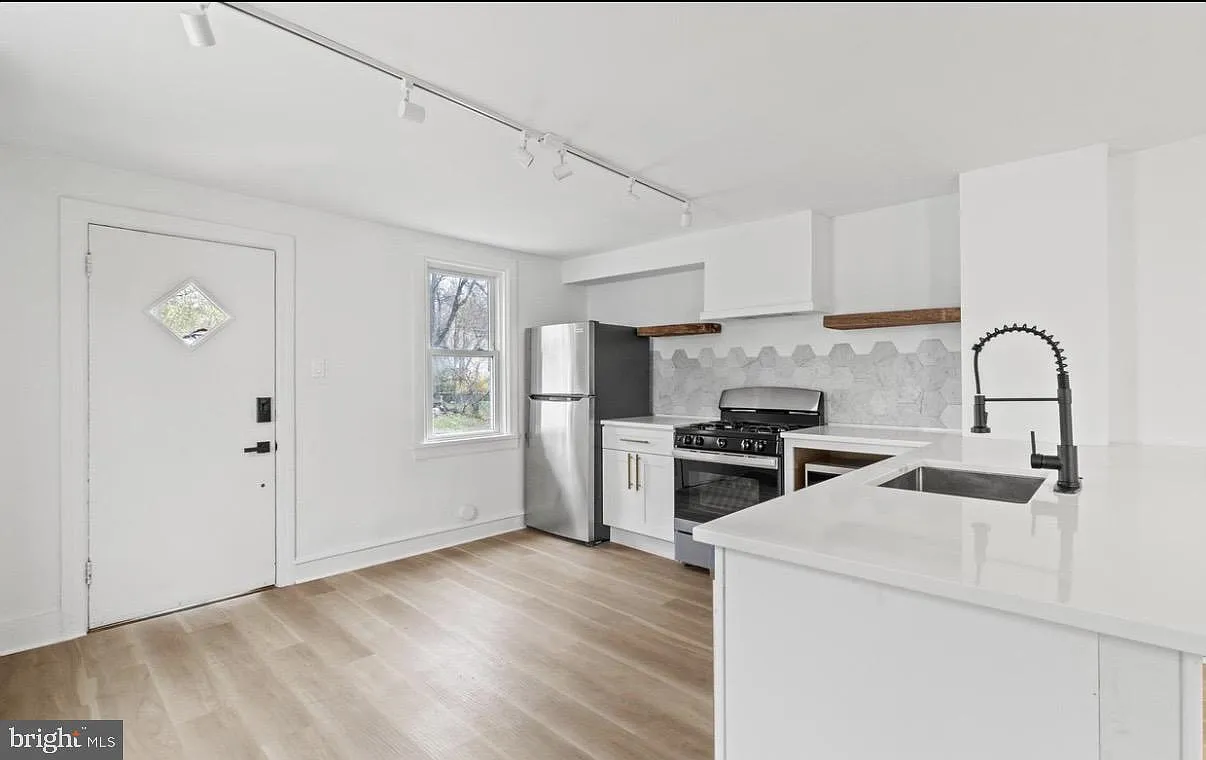 3 bed, 1221 sqft, $2,500 — Photo 2