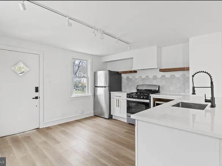 715 E Haverford Rd — Photo 2