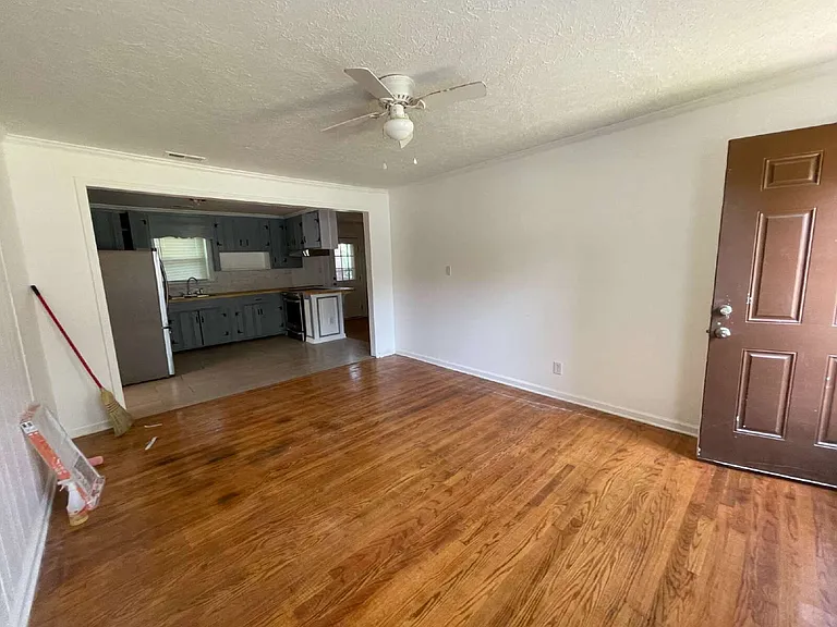 104 Brock St — Photo 3