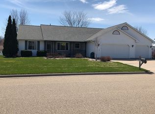 1228 Westbreeze Dr, Neenah, WI
