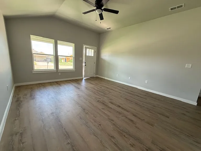 962 Minda St — Photo 3