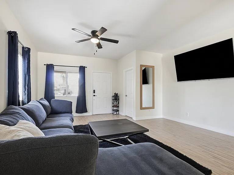 1008 W Saint Charles Ave — Photo 16
