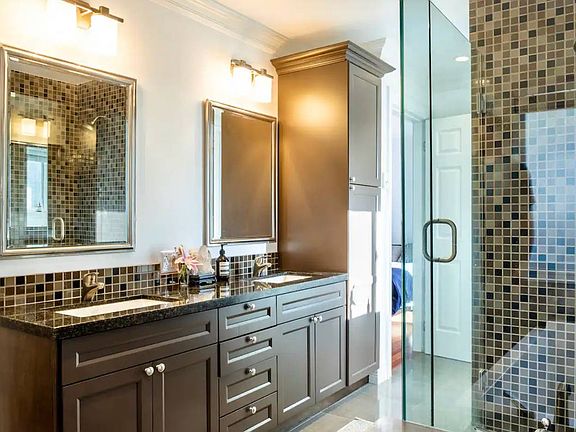 5th image of 4725 Strathcona Rd #111