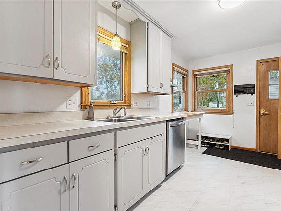 5th image of 8513 Meadow Lake Pl