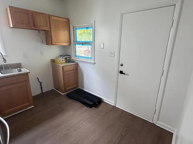 3229 Kirby Ave — Photo 4