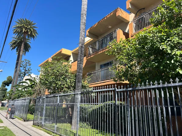 COLUIMBUS PARK, 8620 Columbus Ave #211, North Hills, CA 91343