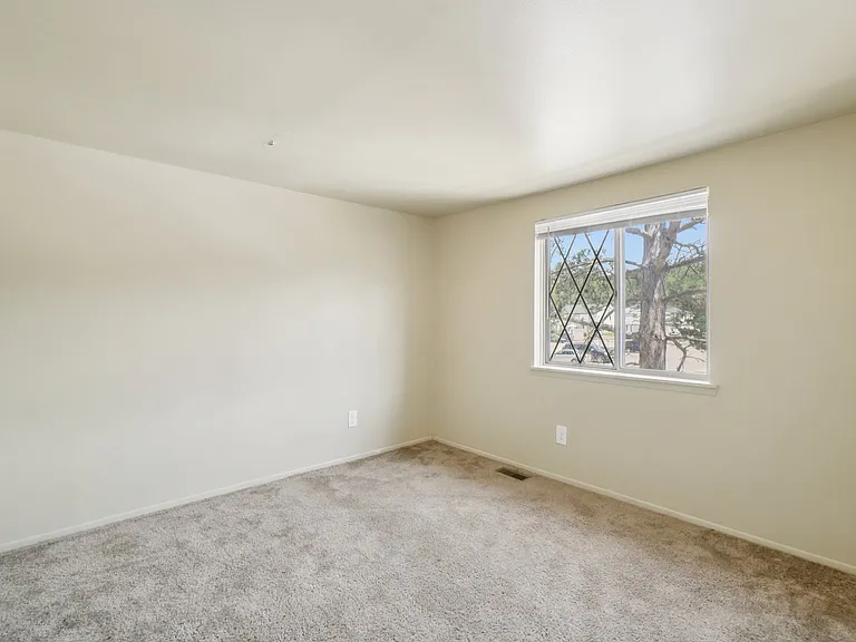 Creekside Apartments — Photo 34