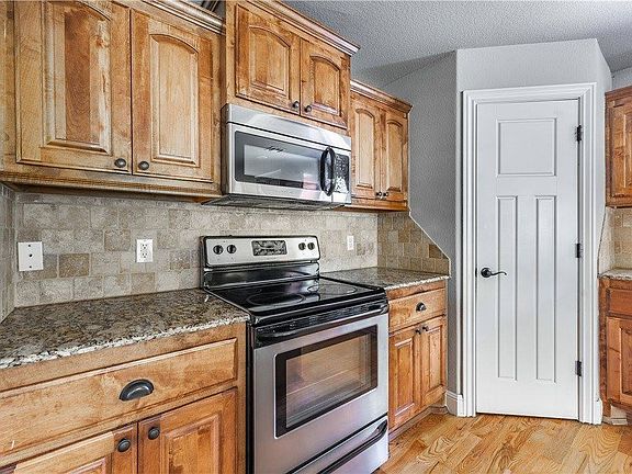5th image of 2 Inez Cir