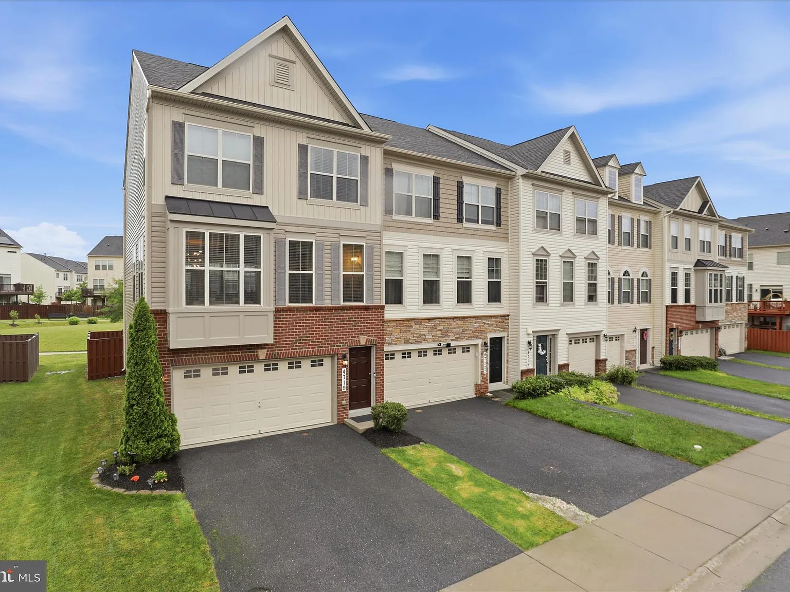 4 bed, 3.5 bath, 2364 sqft, $3,200 — Photo 4