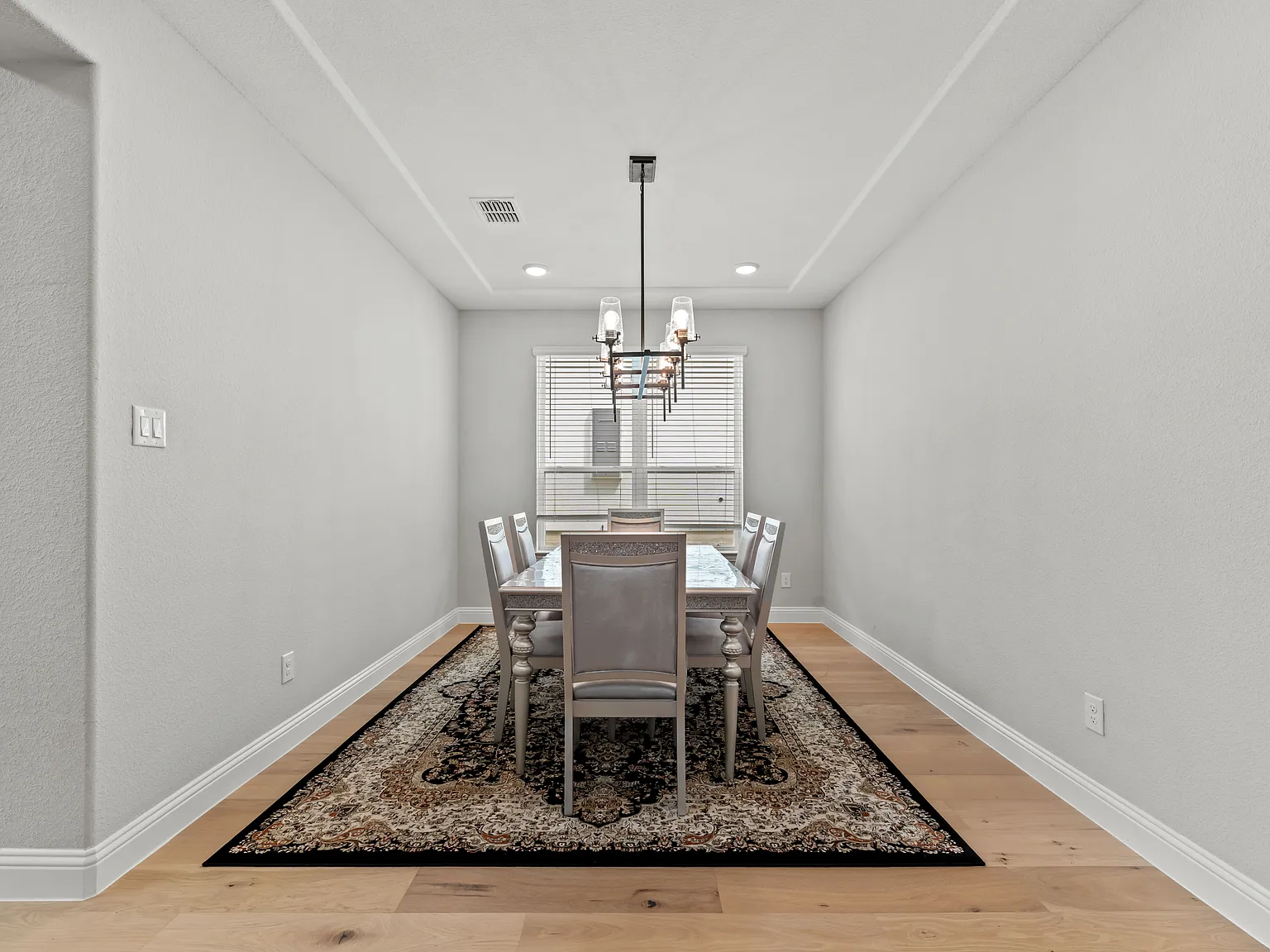 5 bed, 3670 sqft, $4,450 — Photo 4