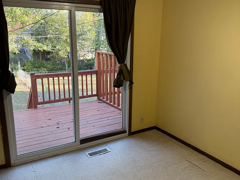 906 Brookside St — Photo 6