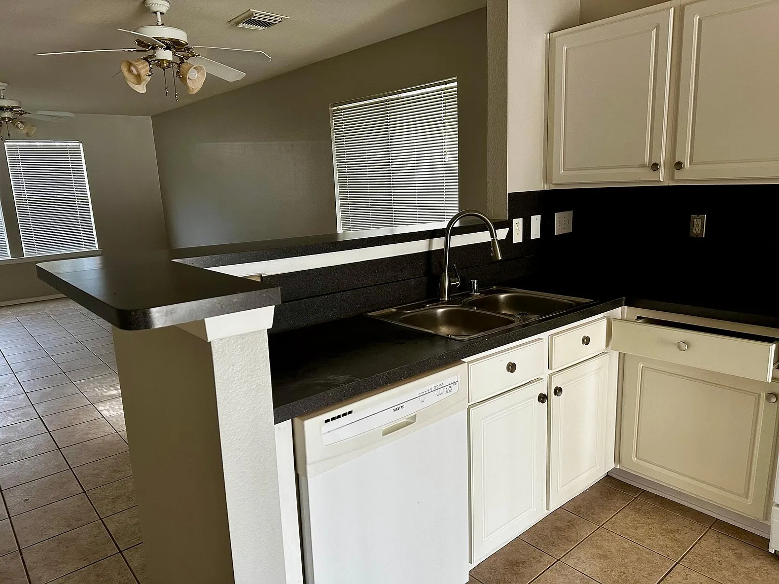 3 bed, 1201 sqft, $1,830 — Photo 4