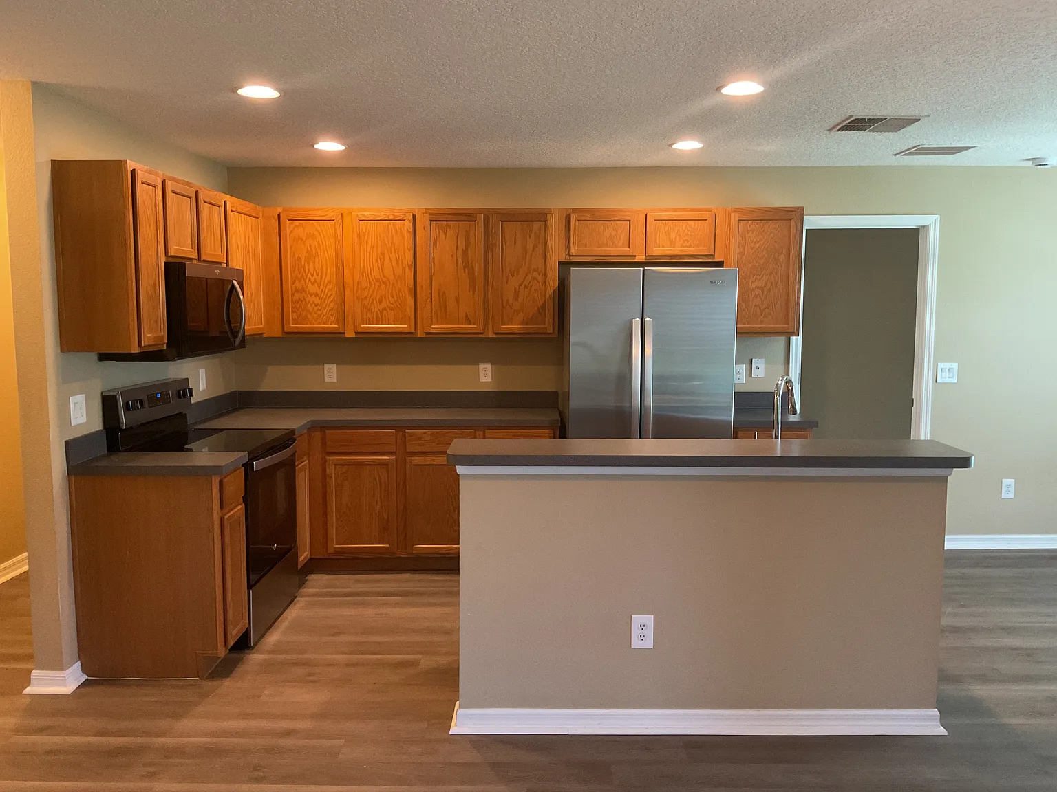 3 bed, 2.0 bath, 1405 sqft, $2,020 — Photo 3