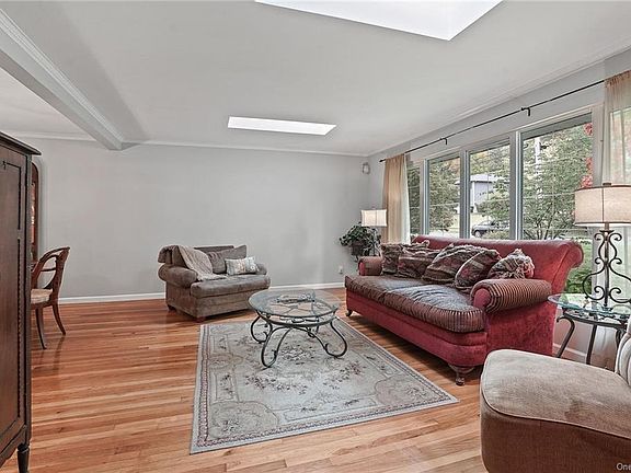 4th image of 11 Leawood Dr