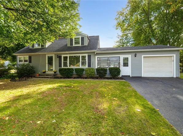 475 Harvest Dr, Rochester, NY 14626