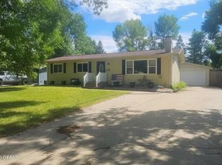 704 8th St SE, East Grand Forks, MN 56721