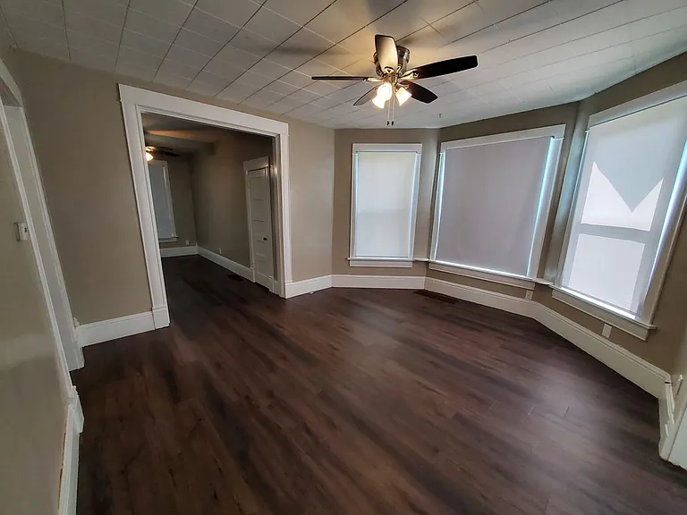 Remodeled 2 Bd with huge kitchen, dining room and living room — Photo 14