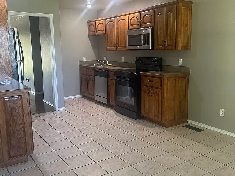 220 Ravenwood Blvd — Photo 3