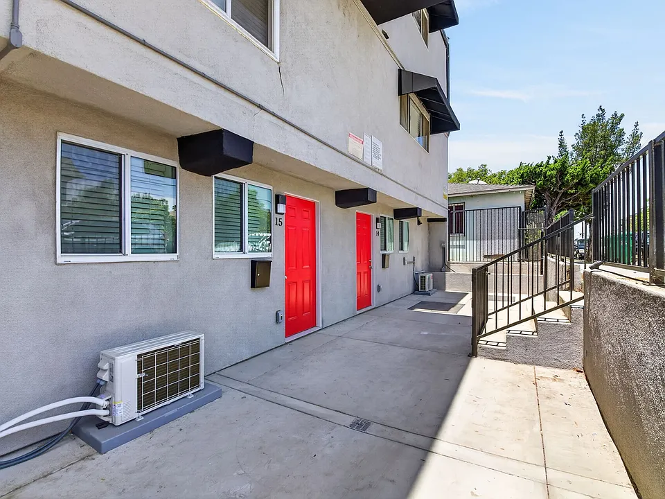 1121 Daisy Avenue