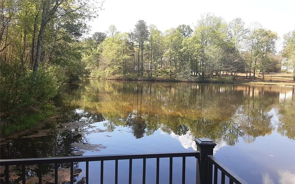 4 bed, 2.5 bath, 4655 sqft, $2,500 — Photo 4