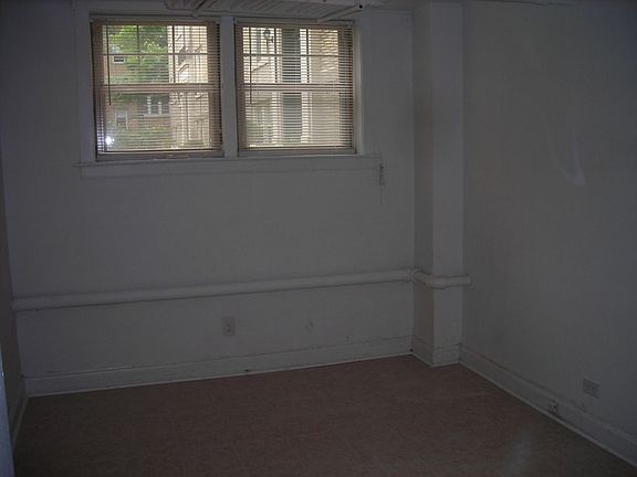 3rd image of 1926 W Winona St APT Gdn