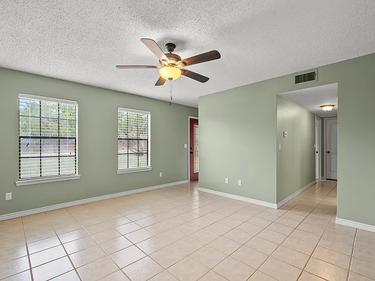 306 Hub Dr — Photo 4