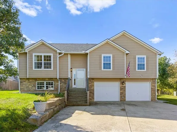 2704 E Hickory Ct, Tonganoxie, KS 66086