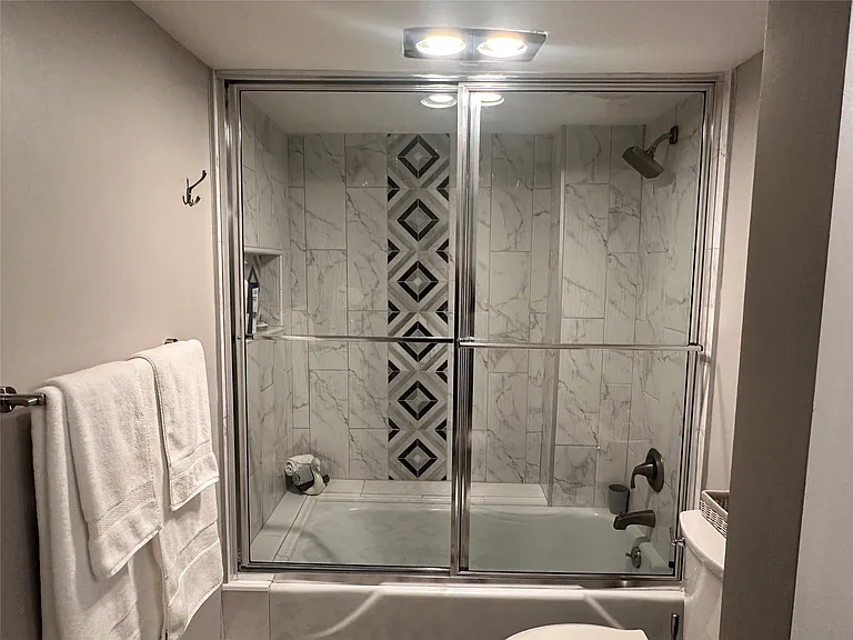 1147 Hillsboro Mile #214 — Photo 39