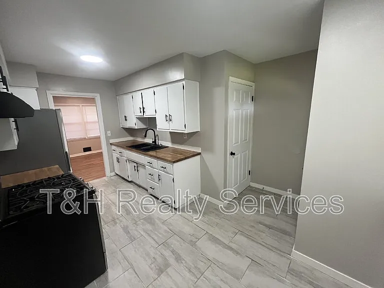 2700 W 11th St — Photo 4