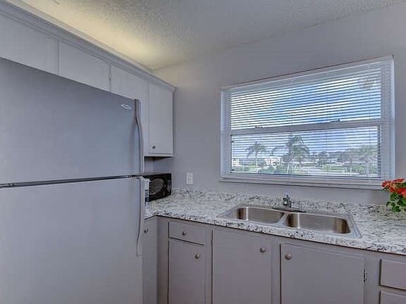 5th image of 424 Grove Isle Cir Unit 424