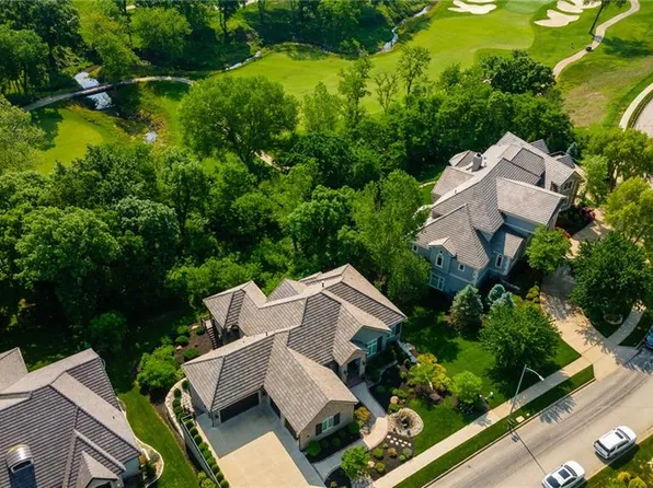 6959 N National Dr, Parkville, MO 64152