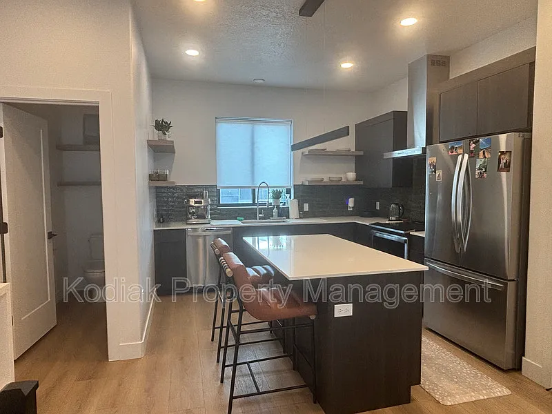 3 bed, 2.5 bath, 1296 sqft, $2,400 — Photo 4